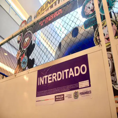 Procon PE interdita área de lazer no Shopping Recife onde menina teve cabelo preso em brinquedo
