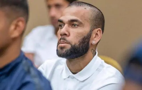 Duas câmeras mostram que Daniel Alves não entrou no banheiro com vítima, diz jornal