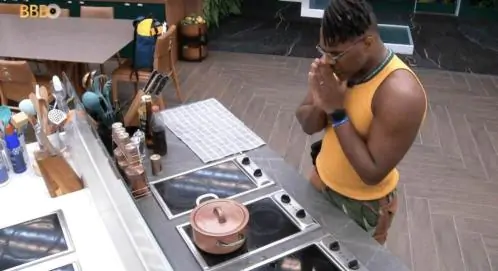 Fred Nicácio prepara banho de ervas para afastar más energias no BBB 23