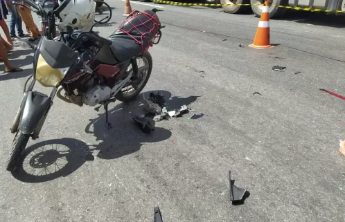 Mototaxista morre após ser atropelado por carreta em Abreu e Lima, no Grande Recife