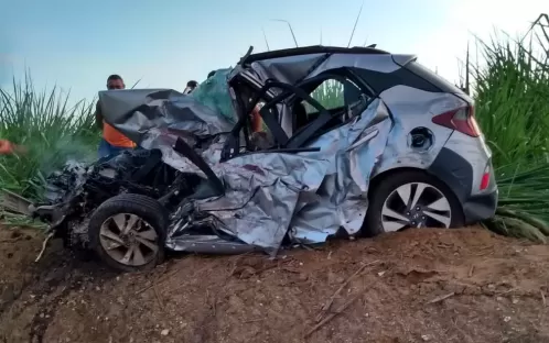 Batida entre caminhão e carro deixa homem morto e dois feridos em Aliança, na Zona da Mata de Pernambuco