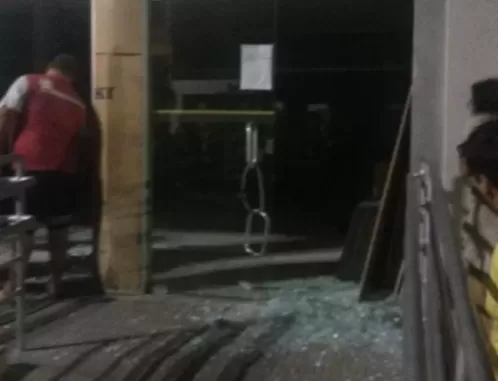 Bandidos explodem banco, dão tiros e colocam grampos em estradas na Mata Sul de Pe