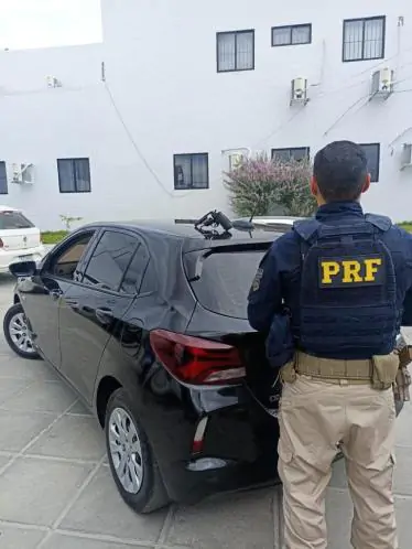 Casal é detido pela PRF com carro roubado e moto adulterada em Arcoverde