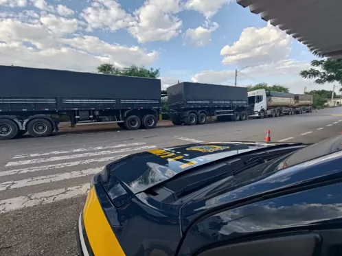 Oito carretas são retidas pela PRF por excesso de peso na BR-316 em Belém do São Francisco