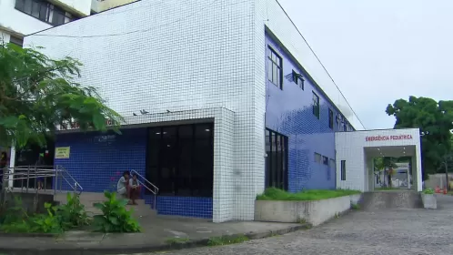 Mãe de 18 anos é presa em flagrante por torturar bebês gêmeos de 3 meses