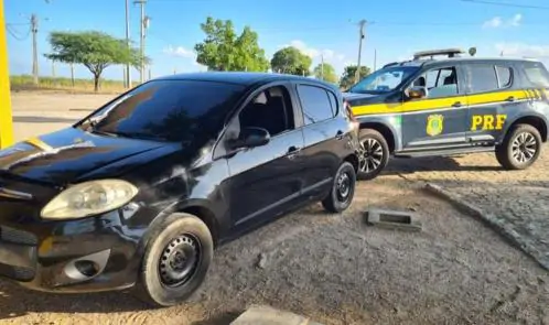 PRF DETÉM EM CABROBÓ MOTORISTA QUE TROCOU CARRO POR VEÍCULO ROUBADO