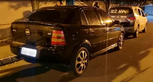 Suspeitos são presos com carro roubado, drogas e armas, em Cachoeirinha.