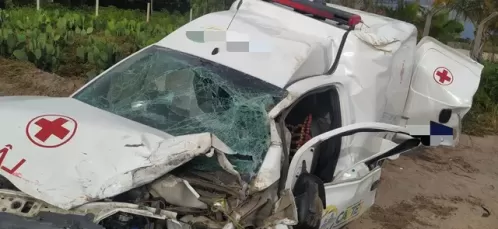 Recém-nascido sai ileso após colisão entre ambulância e carro na BR-424 em Caetés.