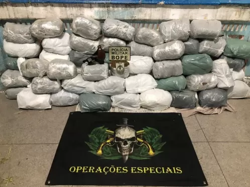 Polícia prende dois homens e apreende 63 quilos de maconha em Caetés.