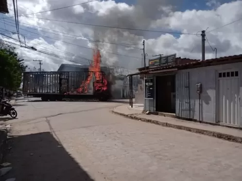 Caminhão carregado com estofados pega fogo em Camaragibe