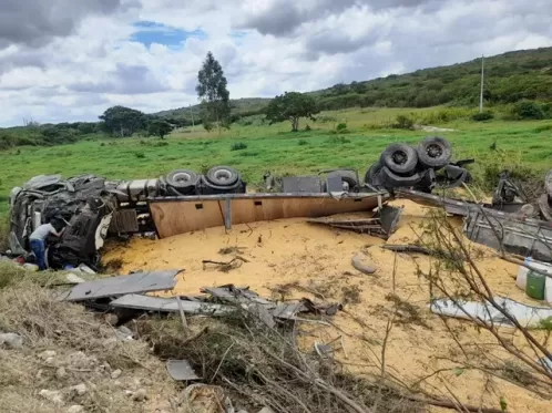 Carreta carregada de milho tomba na PE-193, em Capoeiras