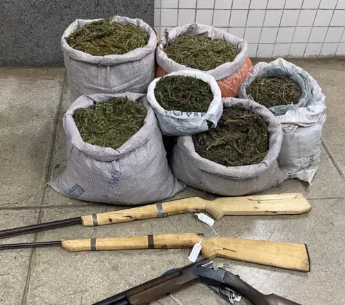 Homem é preso com 30,2 kg de maconha e armas de fogo na zona rural de Carnaubeira da Penha