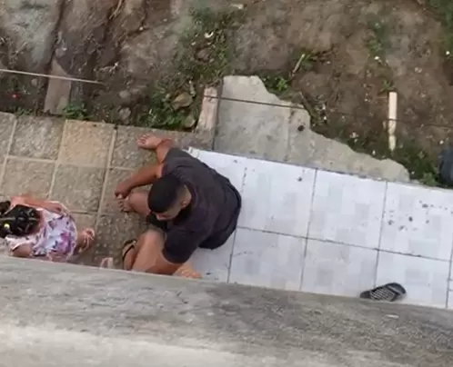 Homem agride mulher com tapas e puxões de cabelo na frente da filha