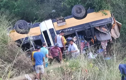 Micro-ônibus capota na PE-102 e deixa crianças e grávida feridas, em Casinhas