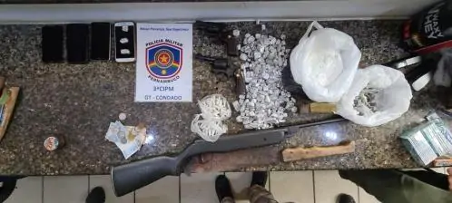 Dois homens foram presos e um menor apreendido com armas e drogas em Condado