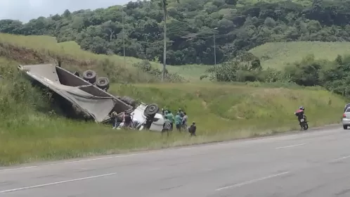 Carreta tomba na BR-101 em Escada