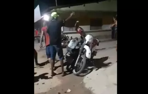 Dois homens são mortos a facadas e um fica ferido durante briga no meio da rua