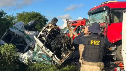 Motorista de van morre após veículo colidir frontalmente com carreta na BR-423