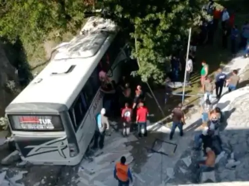 Caminhão em viaduto tomba em cima de ônibus e deixa um morto na BR 101, em Igarassu
