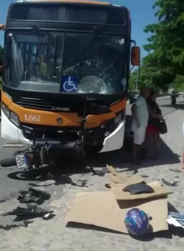 Ônibus bate em moto, homem morre e mulher é socorrida em Itamaracá