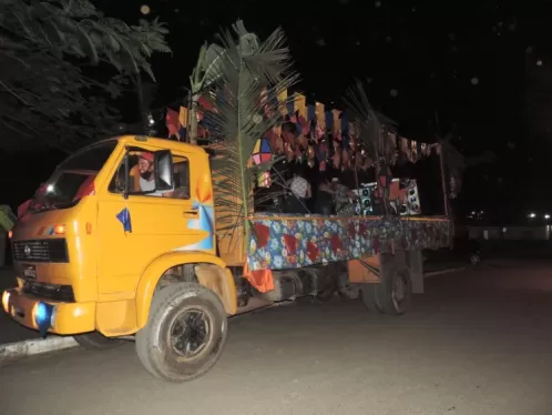 Caminhão-palco espalha forró pelas ruas de Jaqueira