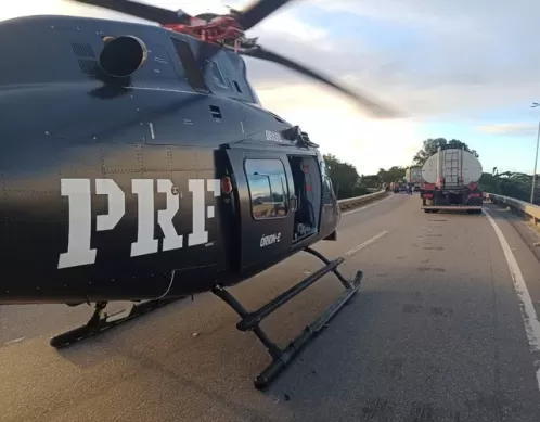 Acidente entre moto e carreta interdita viaduto de Prazeres e deixa trânsito lento na BR-101