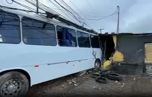 Motorista de ônibus atropela ciclista, arrasta poste e bate em borracharia; vítima morreu