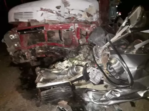 Colisão entre caminhão carregado de lenha e carro deixa homem morto na PE-160, em Jataúba