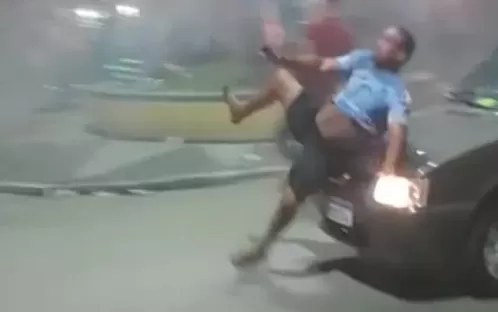 Homem é atropelado e arrastado por carro durante 'guerra do busca-pé' em João Alfredo PE