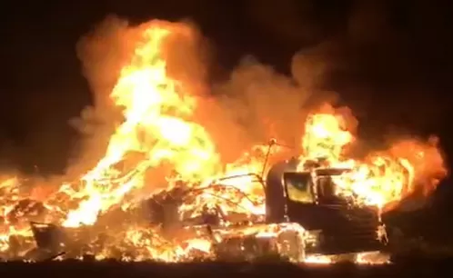 Caminhão pega fogo na BR-423, em Jucati