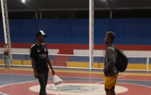 Adolescente e homem são mortos e três pessoas são baleadas dentro de quadra poliesportiva