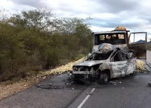 Duas pessoas morrem carbonizadas após colisão entre carro e caminhão carregado de cebolas
