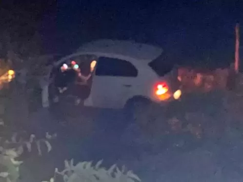 Homem morto a tiros dentro de carro, mulher e neto são vítimas de balas perdidas