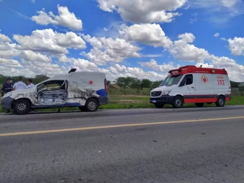 Caminhão bate em ambulância e deixa motorista ferido