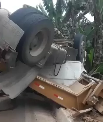 Caminhão capota em rodovia estadual e deixa um morto e três feridos no Agreste