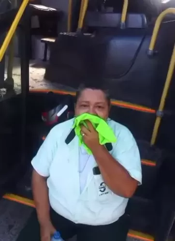 Motorista de ônibus fica ferida após passageiros jogarem pedras em coletivo