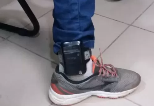 Homem com tornozeleira e mais dois são presos após roubar R$ 45 mil de agência dos Correios