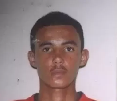 Homem é morto a tiros após discussão em praça de Panelas; três suspeitos estão foragidos