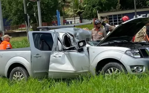 Poste cai e mata motorista de caminhonete
