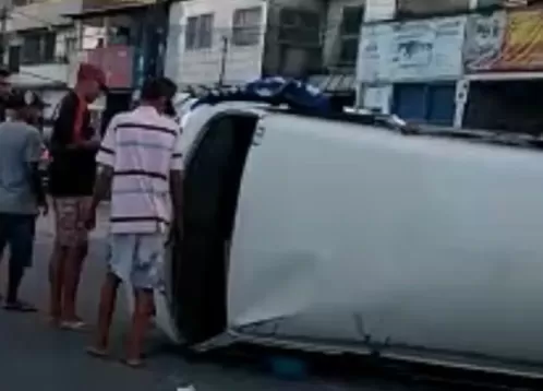 Três pessoas ficam feridas após capotamento de Kombi, em Paulista