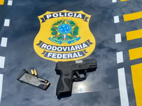 Pistola transportada dentro de carro de luxo é apreendida em Petrolândia