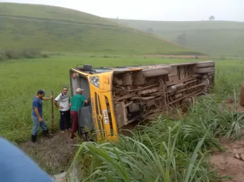 Ônibus escolar tomba em Pombos; dezenas de estudantes e motorista ficam feridos