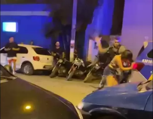 Policiais são afastados, depois de serem filmados agredindo mulher