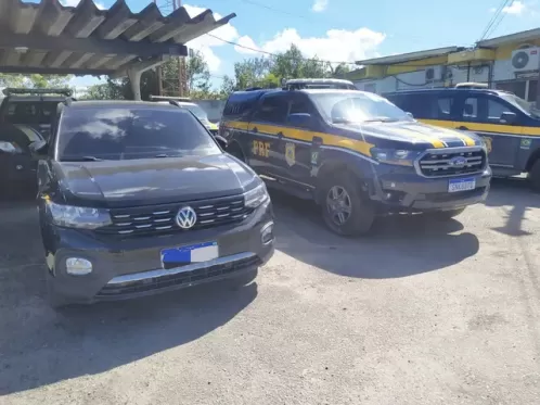 Foragido da Justiça finge ser o irmão em blitz e é detido com carro roubado, diz PRF