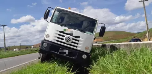 Idoso morre atropelado por caminhão após parar em acostamento da BR-101