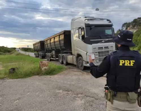 Carreta com 83 toneladas de gipsita irregular é retida pela PRF em Salgueiro