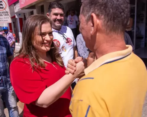 Marília Arraes realiza grande caminhada na feira de Salgueiro