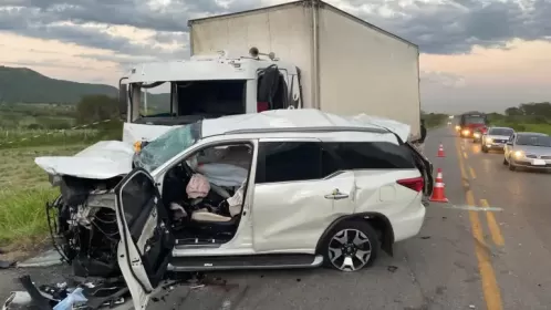 Acidente na BR-232 envolvendo 5 carros mata 2 pessoas e deixa outras 11 feridas