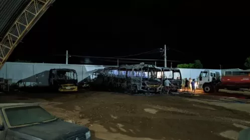 Incêndio em garagem destrói quatro ônibus escolares no município de Santa Cruz, PE