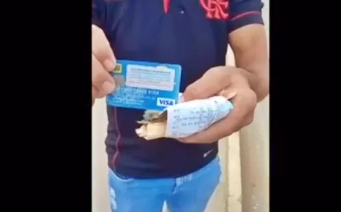 Motoboy devolve para mulher mais de 4 mil reais que encontrou no meio da rua